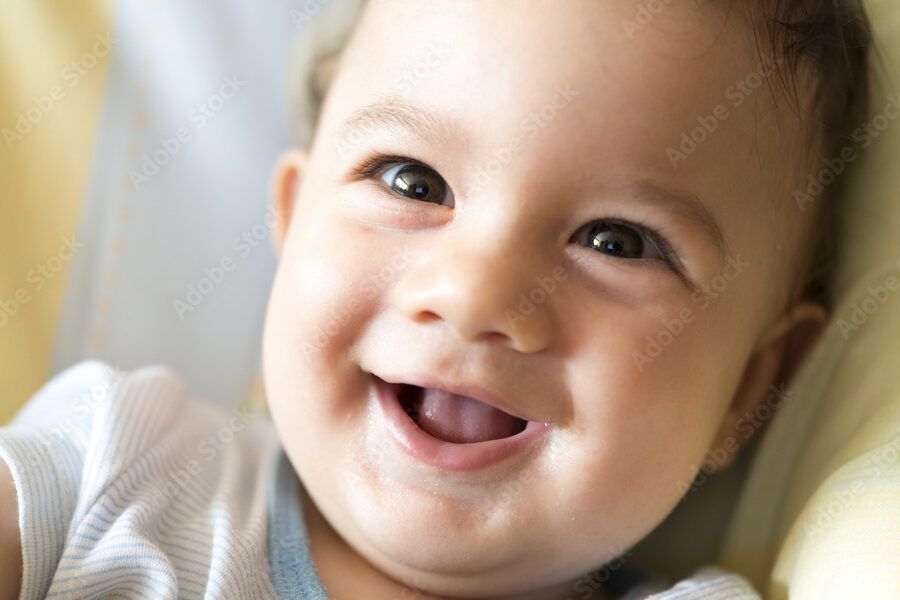 fotografia de un bebe sonriendo