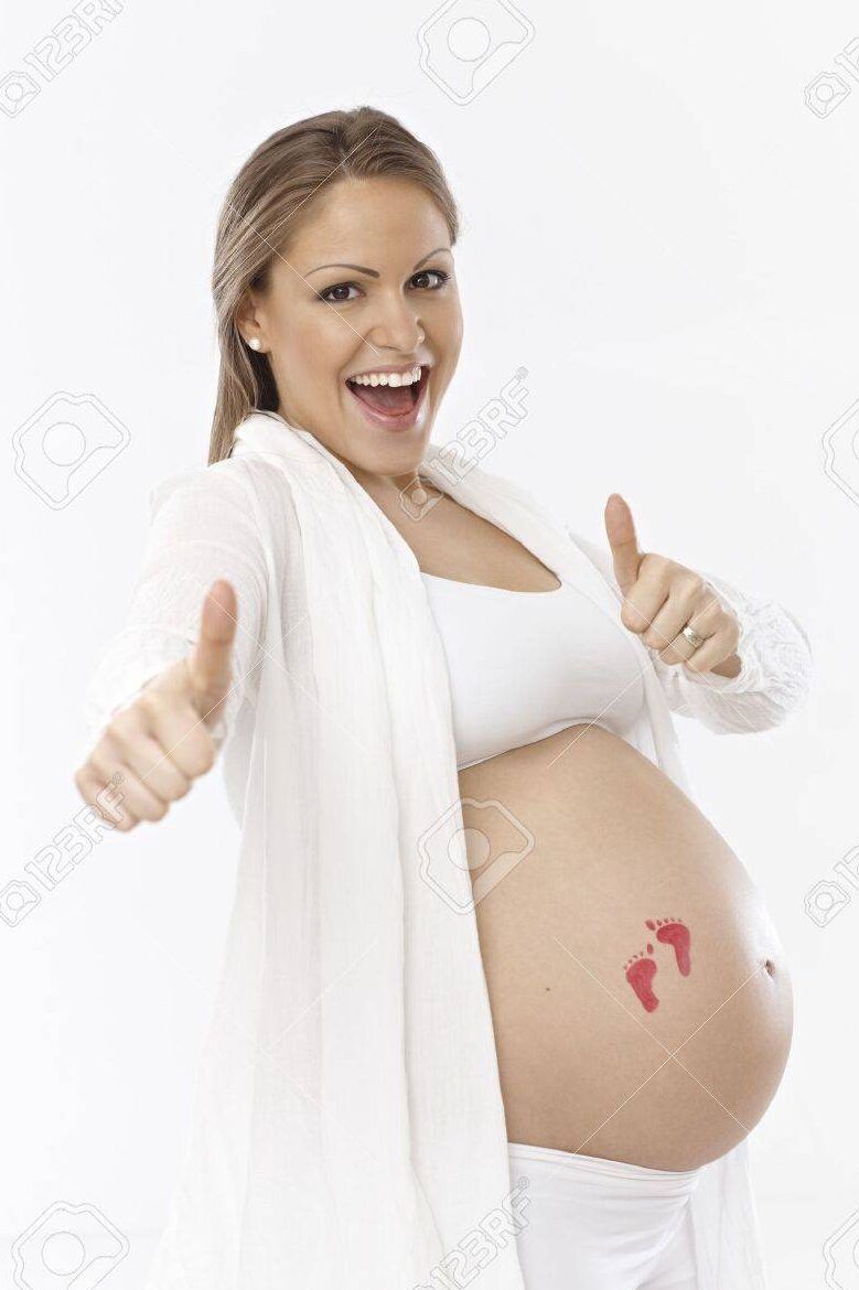 mujer embarazada sonriente